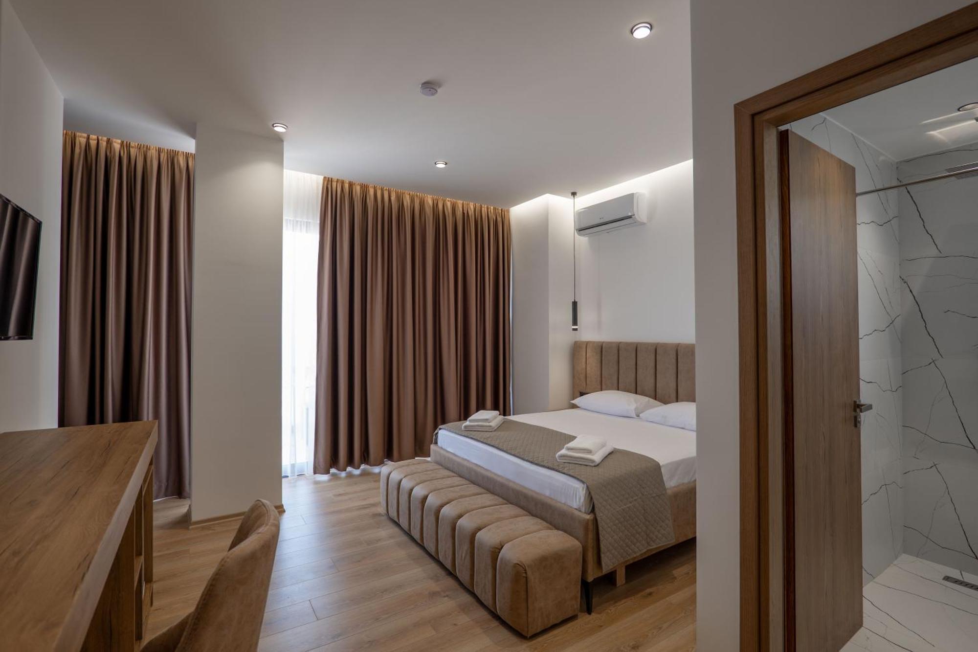 Keos Hotel Sarandë Esterno foto