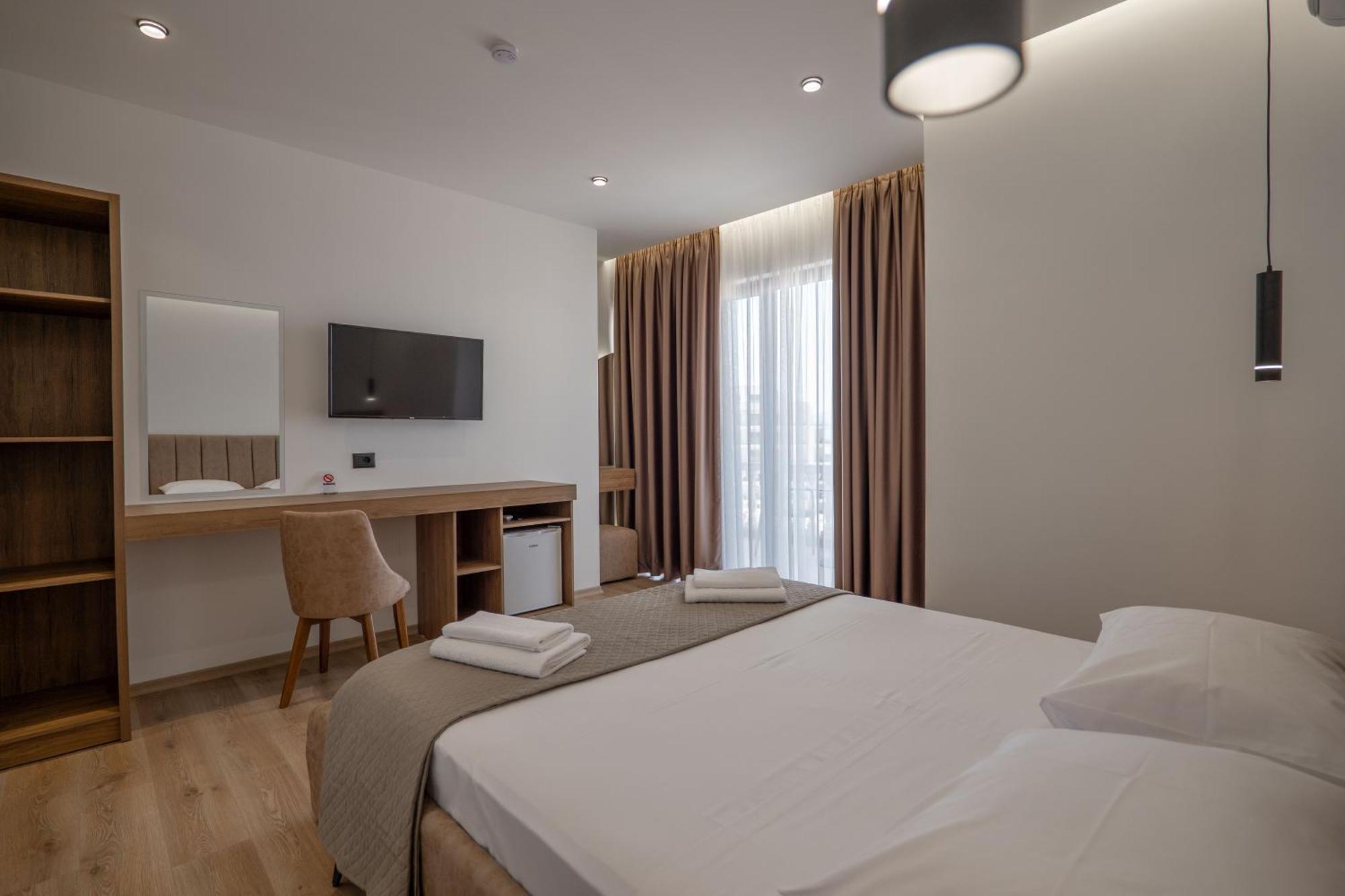 Keos Hotel Sarandë Esterno foto