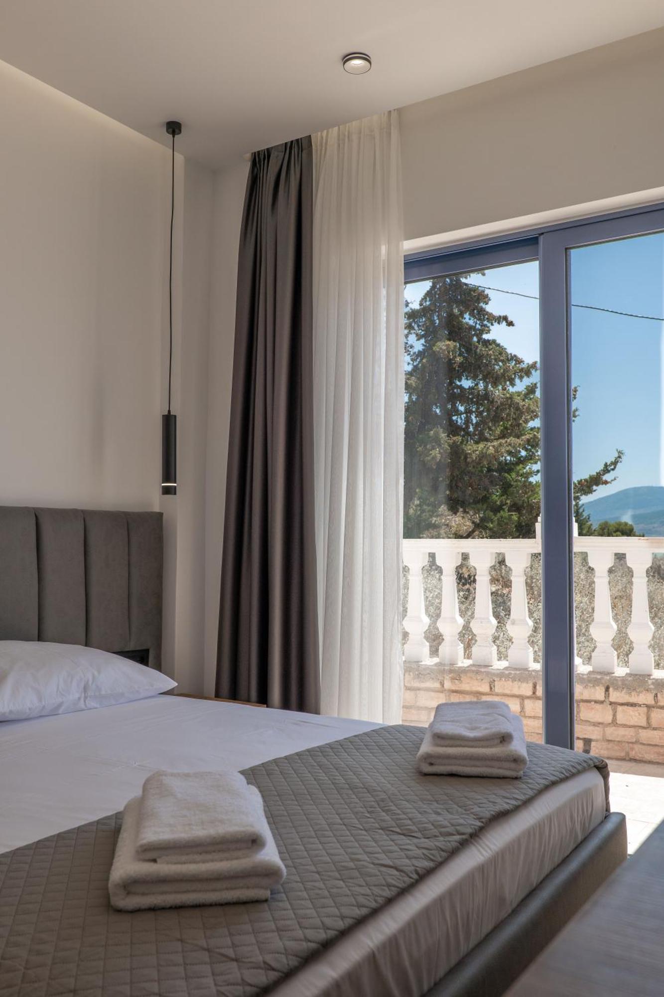 Keos Hotel Sarandë Esterno foto