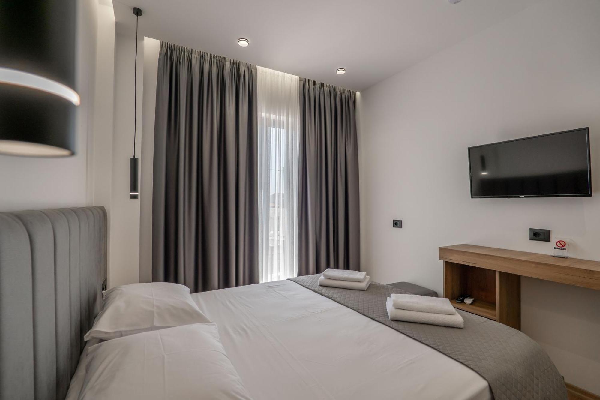 Keos Hotel Sarandë Esterno foto