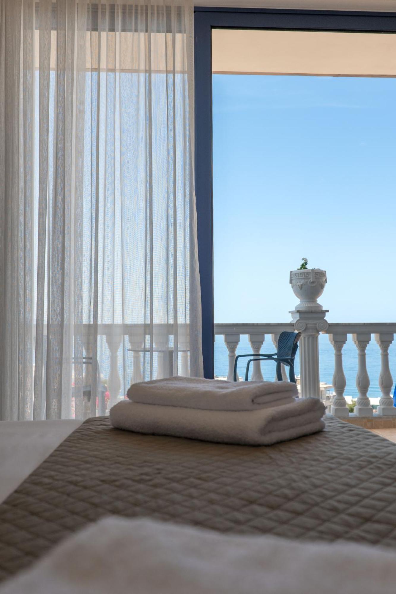 Keos Hotel Sarandë Esterno foto