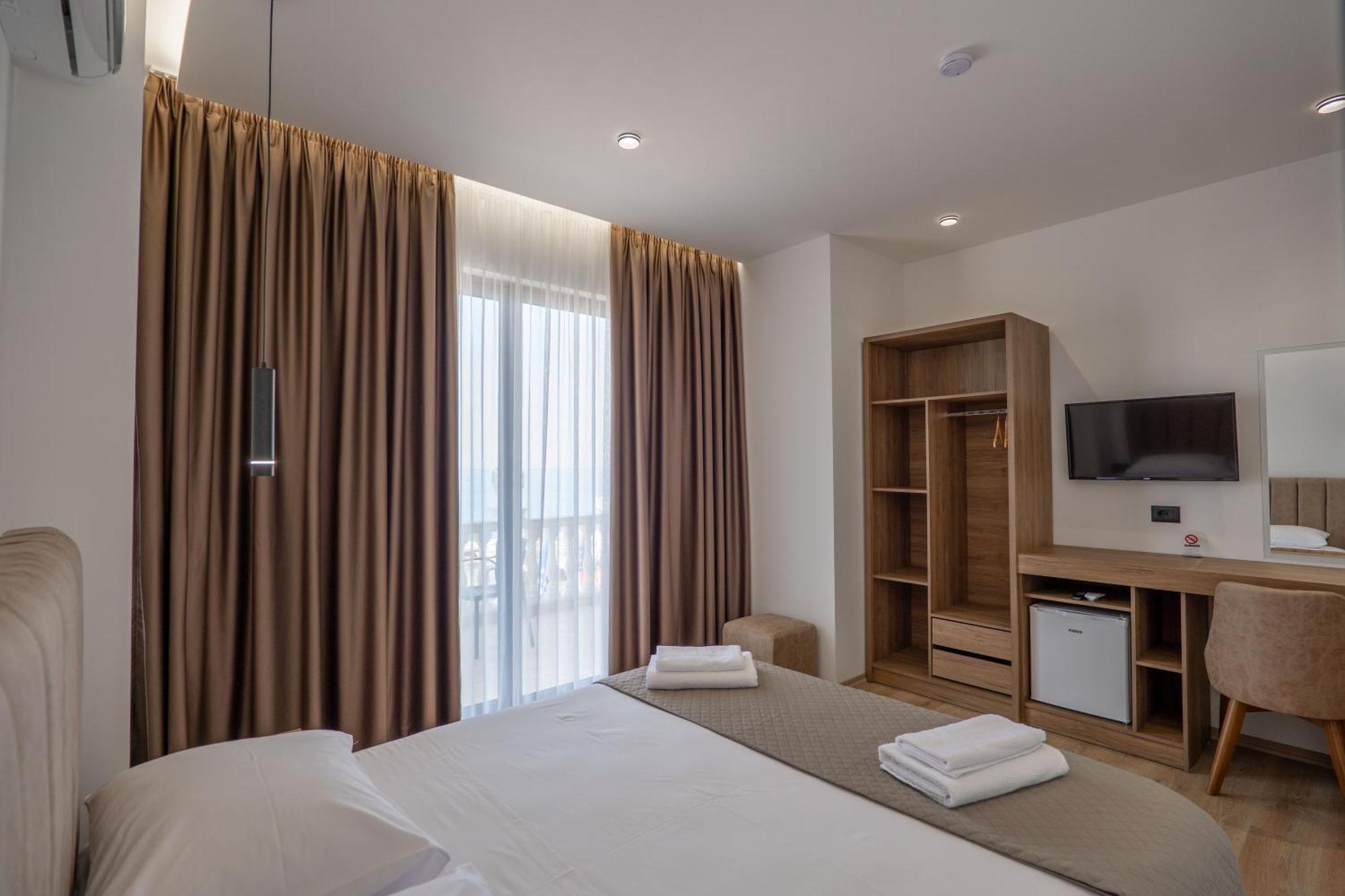Keos Hotel Sarandë Esterno foto