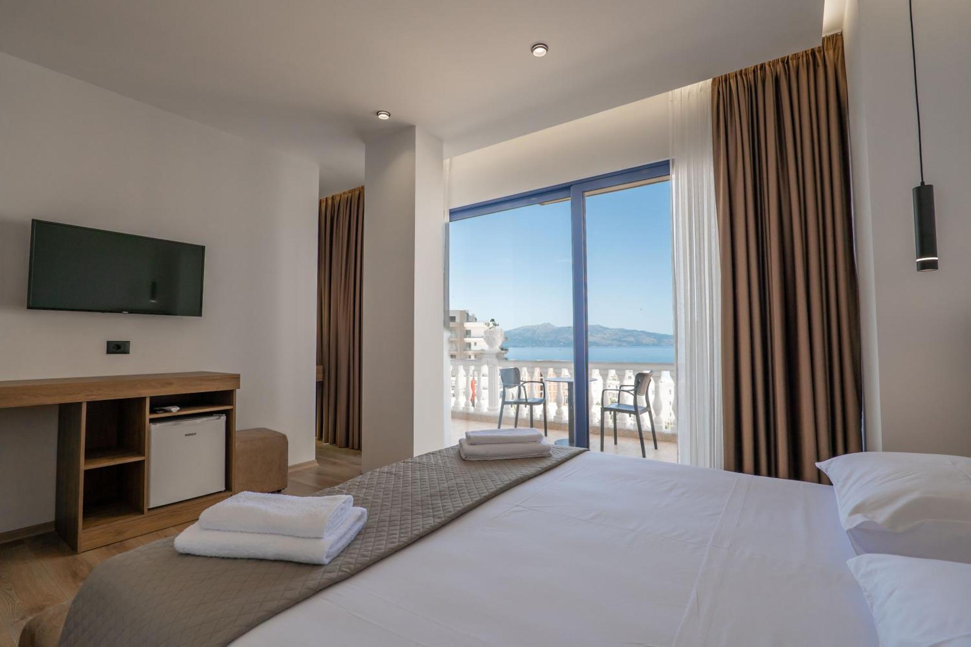 Keos Hotel Sarandë Esterno foto